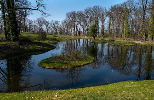 Potsdam Landeshauptstadt Land Brandenburg 27.03.2020 PARK BABELSBERG DAS SCHWARZE MEER SCHLOSS BABELSBERG im Hintergrund Park Babelsberg, Das Schwarze Meer ist ein künstlich angelegter Teich im Park Babelsberg. Schloss und Park Babelberg gehören zum Weltkulturerbe . Als PRÄVENTIVMASSNAHME zur Eindämmung von INFEKTIONEN durch das CORONAVIRUS ( COVID -19 ) ...für alle Personen - soweit möglich - ein Mindestabstand von 1,5 Meter