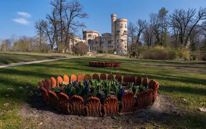 Potsdam Landeshauptstadt Land Brandenburg 27.03.2020 PARK BABELSBERG SCHLOSS BABELSBERG FRÜHLING Schloss Babelsberg wurde als Sommersitz für den Prinzen Wilhelm, den späteren Kaiser Wilhelm I. und seine aus dem Haus Sachsen-Weimar stammende Gemahlin Augusta in zwei Bauphasen errichtet. Es steht im gleichnamigen Park und Stadtteil der brandenburgischen Landeshauptstadt Potsdam Als PRÄVENTIVMASSNAHME zur Eindämmung von INFEKTIONEN durch das CORONAVIRUS ( COVID -19 ) ...für alle Personen - soweit möglich - ein Mindestabstand von 1,5 Meter