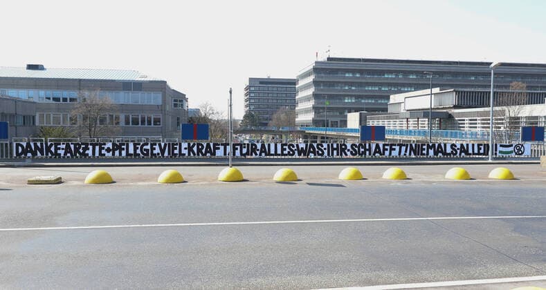Hannover, Coronavirus, MHH, Hannover 96 dankt auf einem Banner Ärzten und Pflegekräften für ihren Einsatz,