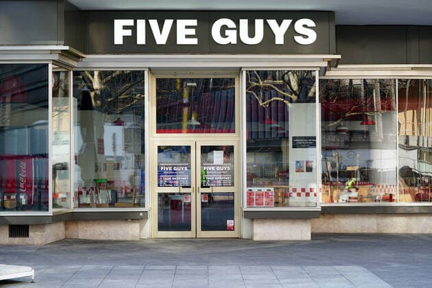 27.03.2020,Berlin,Deutschland,GER,die Stadt in Zeiten der Corona Pandemie, Five Guys Hamburger Restaurant, gesehen im Bezirk Chlarottenburg.