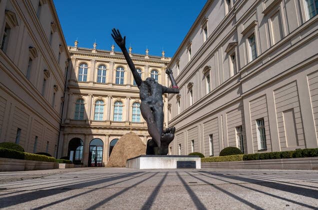 Potsdam Landeshauptstadt Land Brandenburg 27.03.2020 MUSEUM BABERINI Innenhof mit Skulptur Wolfgang MATTHEUER DER JAHRHUNDERTSCHRITT Bronze 1984 Das Museum Barberini ist ein Kunstmuseum im Zentrum der brandenburgischen Landeshauptstadt Potsdam. Das Museum befindet sich im 2013 bis 2016 rekonstruierten klassizistisch-barocken Palast Barberini, dessen architektonisches Vorbild und Namensgeber der Palazzo Barberini in Rom war