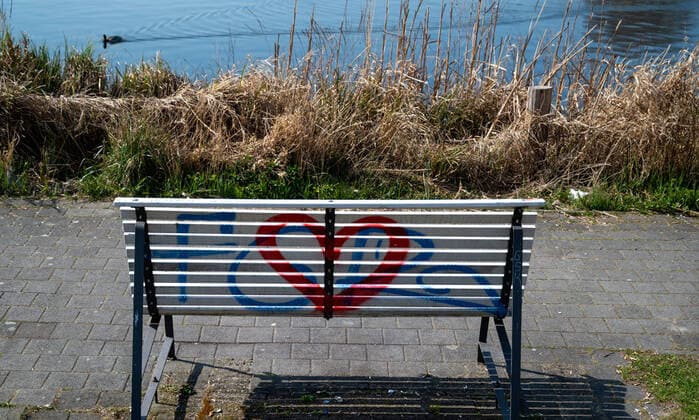 Potsdam Landeshauptstadt Land Brandenburg 27.03.2020 NEUSTÄDTER HAVELBUCHT Parkbank Als PRÄVENTIVMASSNAHME zur Eindämmung von INFEKTIONEN durch das CORONAVIRUS ( COVID -19 ) ...für alle Personen - soweit möglich - ein Mindestabstand von 1,5 Meter
