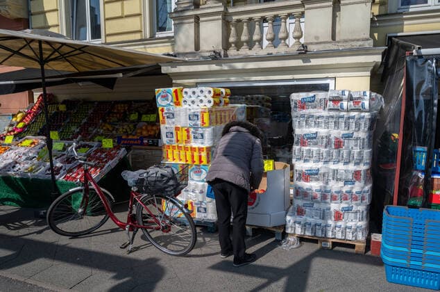 Potsdam Landeshauptstadt Land Brandenburg 27.03.2020 OBSTLADEN in der FEUERBACHSTRASSE Ecke ZEPPELINSTRASSE TOILETTENPAPIER und WISCHTÜCHER in Hülle und Fülle Als PRÄVENTIVMASSNAHME zur Eindämmung von INFEKTIONEN durch das CORONAVIRUS ( COVID -19 ) ...für alle Personen - soweit möglich - ein Mindestabstand von 1,5 Meter