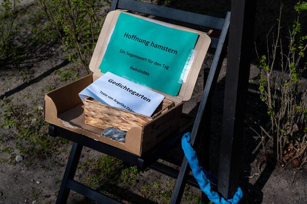 Potsdam Landeshauptstadt Land Brandenburg 27.03.2020 Park SANSSOUCI FRIEDENSKIRCHE Segenswort für den Tag HOFFNUNG HAMSTERN Als PRÄVENTIVMASSNAHME zur Eindämmung von INFEKTIONEN durch das CORONAVIRUS ( COVID -19 ) ...für alle Personen - soweit möglich - ein Mindestabstand von 1,5 Meter