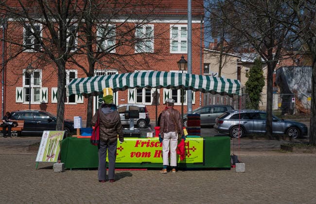 Potsdam Landeshauptstadt Land Brandenburg 27.03.2020 Innenstadt Marktplatz Bassingplatz Innenstadt Marktplatz Bassingplatz Spargelstand Verkaufsstand Spargel Als PRÄVENTIVMASSNAHME zur Eindämmung von INFEKTIONEN durch das CORONAVIRUS ( COVID -19 ) ...für alle Personen - soweit möglich - ein Mindestabstand von 1,5 Meter