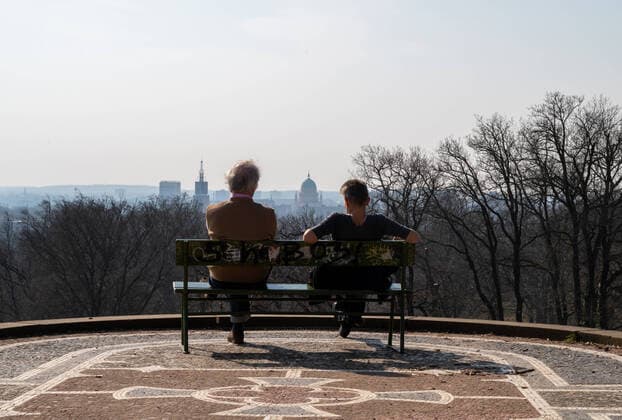 Potsdam Landeshauptstadt Land Brandenburg 27.03.2020 PARK BABELSBERG Die Siegessäule steht im Park Babelsberg, an einem Aussichtspunkt mit Blick auf die Friedrich-Wilhelm-Höhe. Wenige Meter entfernt von der Siegessäule steht zudem die Generalsbank. Blick auf die NIKOLAIKIRCHE Als PRÄVENTIVMASSNAHME zur Eindämmung von INFEKTIONEN durch das CORONAVIRUS ( COVID -19 ) ...für alle Personen - soweit möglich - ein Mindestabstand von 1,5 Meter