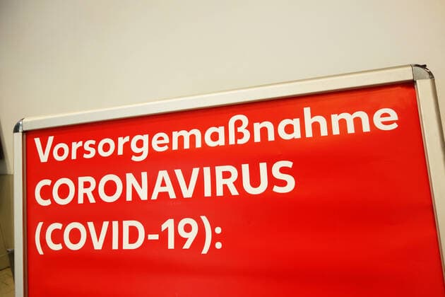 Corona-Krise - Virus - Viren - Corona-Pandemie - Corona-Einschränkungen - Angst vor dem Coronavirus - Schutz vor dem Coronavirus - Covid 19 - Corona-Warnung - 27.03.2020, Berlin, Deutschland, GER - Warntafel - Warnhinweis Corona - Vorsorgemaßnahme CORONAVIRUS (COVID-19):