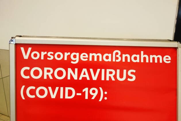 Corona-Krise - Virus - Viren - Corona-Pandemie - Corona-Einschränkungen - Angst vor dem Coronavirus - Schutz vor dem Coronavirus - Covid 19 - Corona-Warnung - 27.03.2020, Berlin, Deutschland, GER - Warntafel - Warnhinweis Corona - Vorsorgemaßnahme CORONAVIRUS (COVID-19):