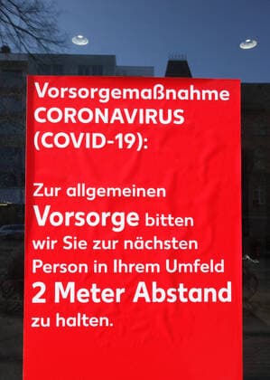 Aushang in einem Schaufenster - Warnhinweis Corona - Corona-Krise - Virus - Viren - Corona-Pandemie - Corona-Einschränkungen - Angst vor dem Coronavirus - Schutz vor dem Coronavirus - Covid 19 - Corona-Warnung - 27.03.2020, Berlin, Deutschland, GER - Vorsorgemaßnahme CORONAVIRUS (COVID-19): Zur allgemeinen Vorsorge bitten wir Sie zur nächsten Person in Ihrem Umfeld 2 Meter Abstand zu halten.