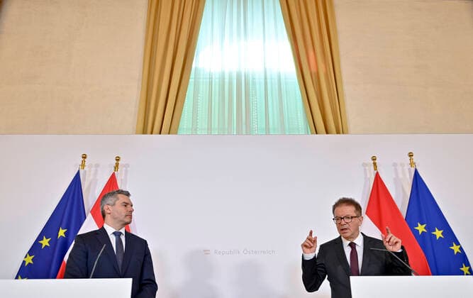 Wien 27.03.2020, Bundeskanzleramt, Wien, AUT, Akutelle Entwicklungen zur Coronaerkrankung in Oesterreich, Pressekonferenz, im Bild Innenminister Karl Nehammer (L OeVP) und Gesundheitsminister Rudolf Anschober (Gruene) Innenminister Karl Nehammer (L OeVP) und Gesundheitsminister Rudolf Anschober (Gruene) during a press conference of Austrian Goverment about the Coronavirus Pandemie at the Bundeskanzleramt in Wien, Austria on 2020 03 27.