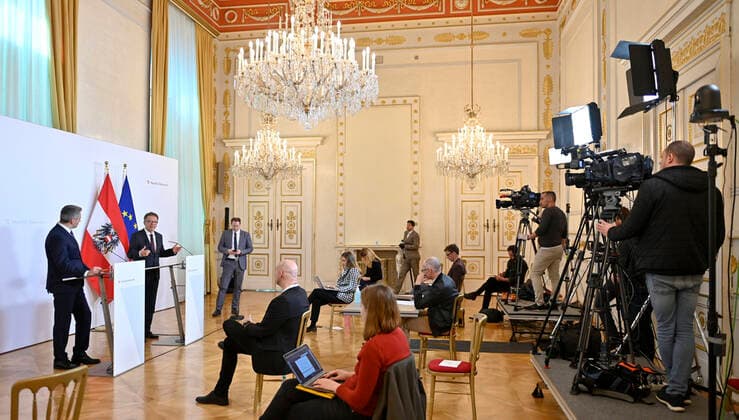 Wien 27.03.2020, Bundeskanzleramt, Wien, AUT, Akutelle Entwicklungen zur Coronaerkrankung in Oesterreich, Pressekonferenz, im Bild (L-R): Innenminister Karl Nehammer (OeVP), Gesundheitsminister Rudolf Anschober (Gruene) (L-R): Innenminister Karl Nehammer (OeVP), Gesundheitsminister Rudolf Anschober (Gruene) during a press conference of Austrian Goverment about the Coronavirus Pandemie at the Bundeskanzleramt in Wien, Austria on 2020 03 27.