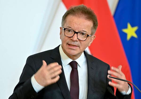 Wien 27.03.2020, Bundeskanzleramt, Wien, AUT, Akutelle Entwicklungen zur Coronaerkrankung in Oesterreich, Pressekonferenz, im Bild Gesundheitsminister Rudolf Anschober (Gruene) Gesundheitsminister Rudolf Anschober (Gruene) during a press conference of Austrian Goverment about the Coronavirus Pandemie at the Bundeskanzleramt in Wien, Austria on 2020 03 27.