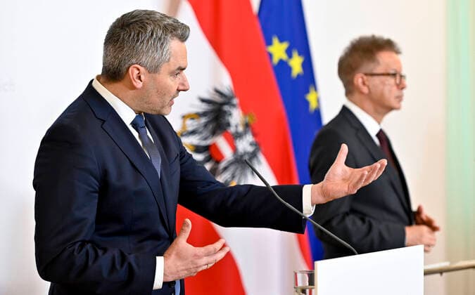 Wien 27.03.2020, Bundeskanzleramt, Wien, AUT, Akutelle Entwicklungen zur Coronaerkrankung in Oesterreich, Pressekonferenz, im Bild Innenminister Karl Nehammer (L OeVP) und Gesundheitsminister Rudolf Anschober (Gruene) Innenminister Karl Nehammer (L OeVP) und Gesundheitsminister Rudolf Anschober (Gruene) during a press conference of Austrian Goverment about the Coronavirus Pandemie at the Bundeskanzleramt in Wien, Austria on 2020 03 27.
