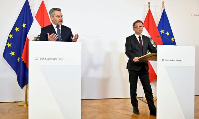 Wien 27.03.2020, Bundeskanzleramt, Wien, AUT, Akutelle Entwicklungen zur Coronaerkrankung in Oesterreich, Pressekonferenz, im Bild Innenminister Karl Nehammer (L OeVP) und Gesundheitsminister Rudolf Anschober (Gruene) Innenminister Karl Nehammer (L OeVP) und Gesundheitsminister Rudolf Anschober (Gruene) during a press conference of Austrian Goverment about the Coronavirus Pandemie at the Bundeskanzleramt in Wien, Austria on 2020 03 27.