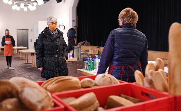 Rottenburg 27.03.2020 Start des Not-Betrieb der Rottenburger Tafel in der Zehntscheuer, Helga Armbruster (Mitte) vom Leitungsteam der Tafel im Gespraech mit Helferin Britta Goetz (re)