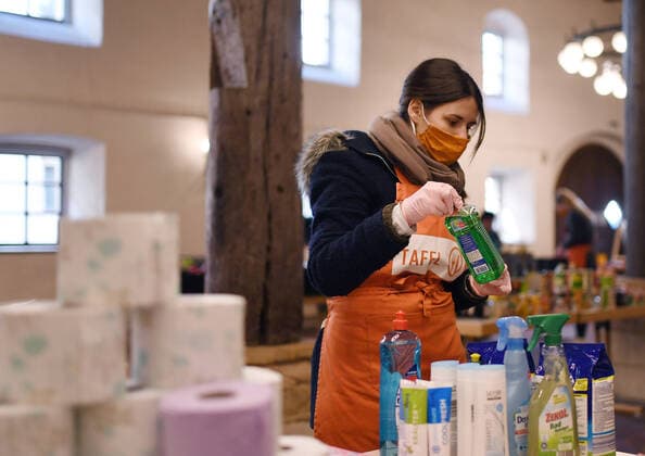 Rottenburg 27.03.2020 Start des Not-Betrieb der Rottenburger Tafel in der Zehntscheuer, eine freiwillige Helferin mit Mundschutz und Handschuhe bei derAusgabe von Hygieneartikeln