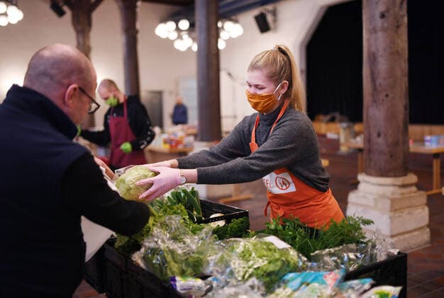 News Bilder des Tages Rottenburg 27.03.2020 Start des Not-Betrieb der Rottenburger Tafel in der Zehntscheuer, eine freiwillige Helferin mit Mundschutz und Handschuhe bei der Lebensmittelausgabe