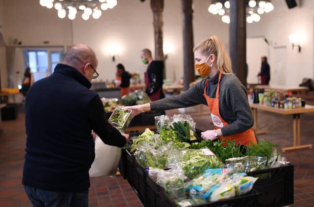 Rottenburg 27.03.2020 Start des Not-Betrieb der Rottenburger Tafel in der Zehntscheuer, eine freiwillige Helferin mit Mundschutz und Handschuhe bei der Lebensmittelausgabe