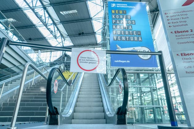Airport Dresden Gesperrte Rolltreppen am menschenleeren Flughafen Dresden. Alle Check In Schalter sind unbesetzt und geschlossen. Maximal ein Flug startet bzw. landet am Tag. ¨