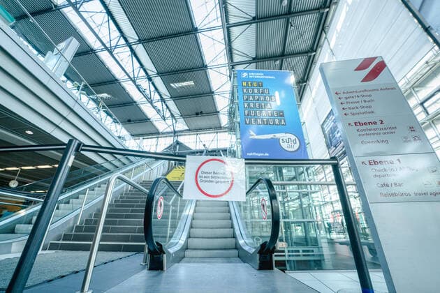 Airport Dresden Gesperrte Rolltreppen am menschenleeren Flughafen Dresden. Alle Check In Schalter sind unbesetzt und geschlossen. Maximal ein Flug startet bzw. landet am Tag. ¨