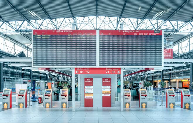 Airport Dresden Die Anzeigetafel für die Abflüge am Flughafen Dresden ist fast leer. Der menschenleere Flughafen Dresden. Alle Check-In Schalter sind unbesetzt und geschlossen. ¨