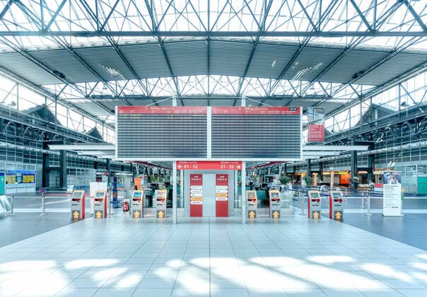 Airport Dresden Die Anzeigetafel für die Abflüge am Flughafen Dresden ist fast leer. Der menschenleere Flughafen Dresden. Alle Check-In Schalter sind unbesetzt und geschlossen. ¨