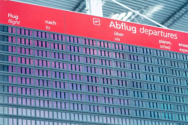 Airport Dresden Die Anzeigetafel über die Abflüge ist komplett leer, kein Flug startet von Flughafen Dresden Der menschenleere Flughafen Dresden. Alle Check-In Schalter sind unbesetzt und geschlossen. ¨