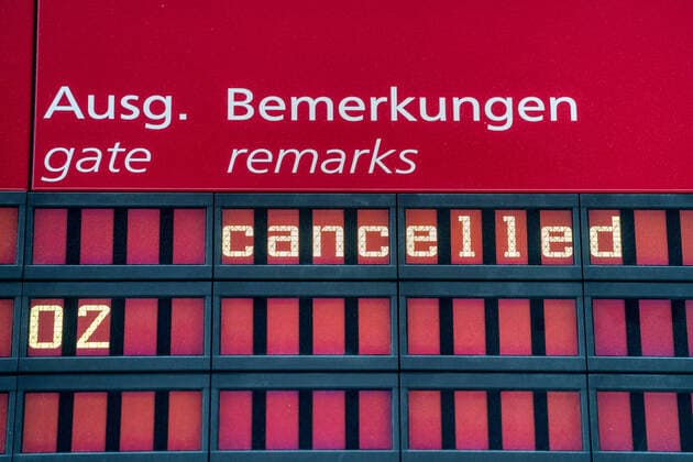 Airport Dresden Die Anzeigetafel für die Abflüge am Flughafen Dresden ist fast leer. Der menschenleere Flughafen Dresden. Alle Check-In Schalter sind unbesetzt und geschlossen. ¨