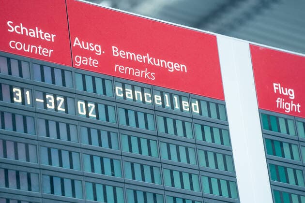 Airport Dresden Die Anzeigetafel für die Abflüge am Flughafen Dresden ist fast leer. Der menschenleere Flughafen Dresden. Alle Check-In Schalter sind unbesetzt und geschlossen. ¨