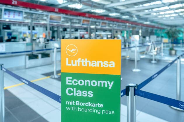 Airport Dresden Der menschenleere Flughafen Dresden. Alle Check-In Schalter sind unbesetzt und geschlossen. Maximal ein Flug startet bzw. landet am Tag. ¨