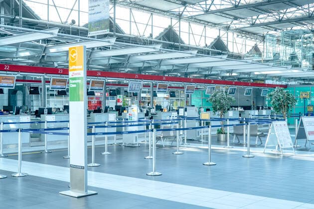 Airport Dresden Der menschenleere Flughafen Dresden. Alle Check-In Schalter sind unbesetzt und geschlossen. Maximal ein Flug startet bzw. landet am Tag. ¨