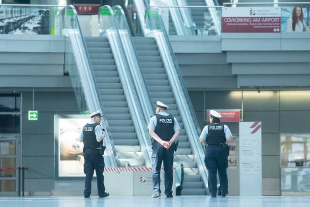 Airport Dresden Polizisten der Bundespolizei stehen im menschenleeren Flughafen Dresden. Alle Check In Schalter sind unbesetzt und geschlossen. Maximal ein Flug startet bzw. landet am Tag. ¨