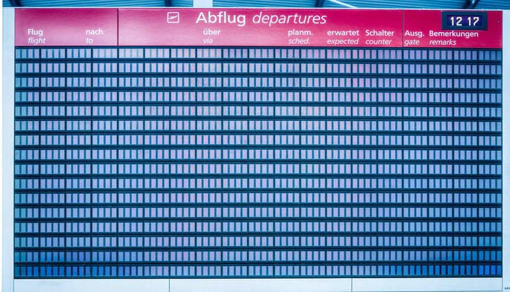 Airport Dresden Die Anzeigetafel über die Abflüge ist komplett leer, kein Flug startet von Flughafen Dresden Der menschenleere Flughafen Dresden. Alle Check-In Schalter sind unbesetzt und geschlossen. ¨