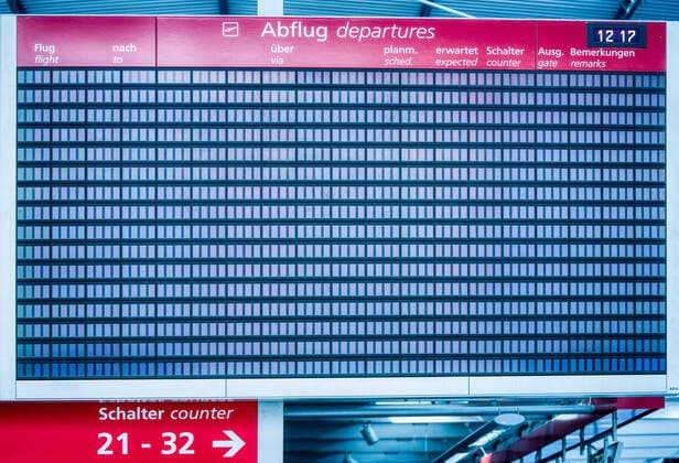 Airport Dresden Die Anzeigetafel über die Abflüge ist komplett leer, kein Flug startet von Flughafen Dresden Der menschenleere Flughafen Dresden. Alle Check-In Schalter sind unbesetzt und geschlossen. ¨
