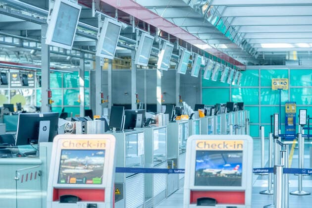 Airport Dresden Der menschenleere Flughafen Dresden. Alle Check-In Schalter sind unbesetzt und geschlossen. Maximal ein Flug startet bzw. landet am Tag. ¨
