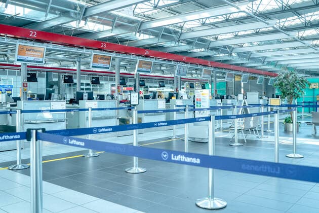 Airport Dresden Der menschenleere Flughafen Dresden. Alle Check-In Schalter sind unbesetzt und geschlossen. Maximal ein Flug startet bzw. landet am Tag. ¨