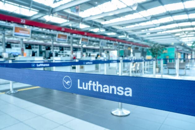Airport Dresden Der menschenleere Flughafen Dresden. Alle Check-In Schalter sind unbesetzt und geschlossen. Maximal ein Flug startet bzw. landet am Tag. ¨