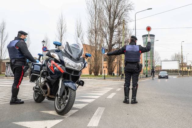 Coronavirus Covid 19 emergency - Checks by law enforcement in Milan In the photo: Checks in Piazzale Cimitero Monumentale (Francesco Bozzo Fotogramma, Milan - 2020-03-27) p.s. la foto e utilizzabile nel rispetto del contesto in cui e stata scattata, e senza intento diffamatorio del decoro delle persone rappresentate  Copyright: xFrancescoxBozzox xFOTOGRAMMAx