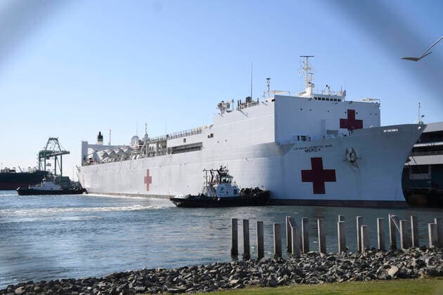 News Bilder des Tages The USNS Mercy arrives in the port of Los Angeles Friday FRIDAY March 27,2020. Los Angels CA USA. The navel hospital ship will be helping to relieve area hospitals by taking all none COVID-19 patients for medical treatment during the COVID-19 the pandemic Los Angeles USA - ZUMAbl1_ 20200327_zaf_bl1_012 Copyright: xGenexBlevinsx