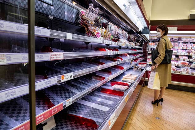 March 27, 2020, Tokyo, Japan: A woman wearing a face mask as a precaution against the spread of Coronavirus seen shopping after the Tokyo Local Government have asked citizen to stay home and do not go out unless necessary this coming weekend..Concerns are growing about the increasing cases of Coronavirus (COVID-19) in Japan. Many countries have closed borders to Japan and the growing pandemic has caught public attention on the true number of coronavirus cases in Japan that could be much higher. Tokyo Japan - ZUMAs197 20200327_zaa_s197_047 Copyright: xViolaxKamx