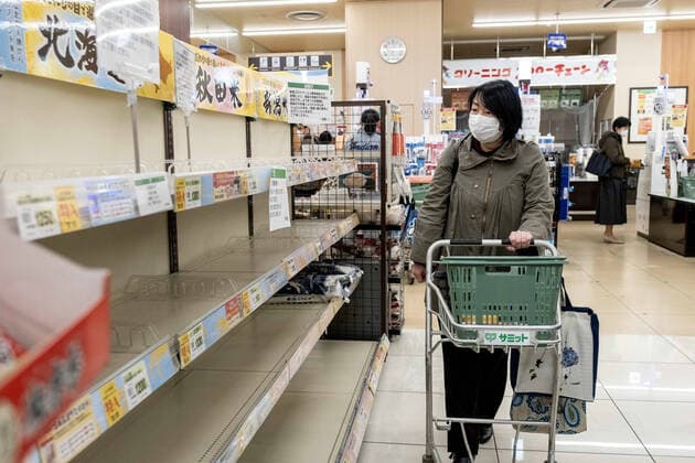 March 27, 2020, Tokyo, Japan: A woman wearing a face mask as a precaution against the spread of Coronavirus seen shopping after the Tokyo Local Government have asked citizen to stay home and do not go out unless necessary this coming weekend..Concerns are growing about the increasing cases of Coronavirus (COVID-19) in Japan. Many countries have closed borders to Japan and the growing pandemic has caught public attention on the true number of coronavirus cases in Japan that could be much higher. Tokyo Japan - ZUMAs197 20200327_zaa_s197_053 Copyright: xViolaxKamx