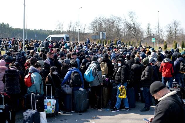 Large crowd of Ukrainian citizens is waiting to cross the border and return home at the Polish-Ukrainian crossing border in Korczowa Large crowd of Ukrainian citizens is waiting to cross the border and return home at the Polish-Ukrainian crossing border on March 27, 2020 in Korczowa, Poland EN_01422104_0013 