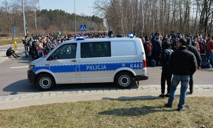 Large crowd of Ukrainian citizens is waiting to cross the border and return home at the Polish-Ukrainian crossing border in Korczowa Large crowd of Ukrainian citizens is waiting to cross the border and return home at the Polish-Ukrainian crossing border on March 27, 2020 in Korczowa, Poland EN_01422104_0014 