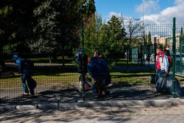 March 27, 2020, Granada, Spain: Homeless people arriving at the Sports Palace in Granada, during the state of emergency..The homeless people of Granada have been transferred to the Sports Palace pavilion during the state of emergency decreed by the Spanish Government. In Spain there are more than 64,000 infected and almost 5,000 deaths by COVID-19. Granada Spain - ZUMAs197 20200327_zaa_s197_060 Copyright: xCarlosxGilx