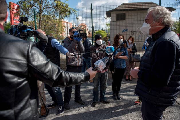 March 27, 2020, Granada, Spain: Media personnel reporting with face masks as a preventive measure during the state of emergency decreed by the Spanish Government. In Spain there are more than 64,000 infected and almost 5,000 deaths by COVID-19..The homeless people of Granada have been transferred to the Sports Palace pavilion during the state of emergency decreed by the Spanish Government. In Spain there are more than 64,000 infected and almost 5,000 deaths by COVID-19. Granada Spain - ZUMAs197 20200327_zaa_s197_062 Copyright: xCarlosxGilx