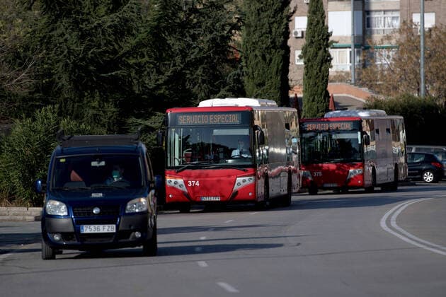 March 27, 2020, Granada, Spain: Especial bus service transporting homeless people to the Granada Sports Palace during the state of emergency..The homeless people of Granada have been transferred to the Sports Palace pavilion during the state of emergency decreed by the Spanish Government. In Spain there are more than 64,000 infected and almost 5,000 deaths by COVID-19. Granada Spain - ZUMAs197 20200327_zaa_s197_066 Copyright: xCarlosxGilx