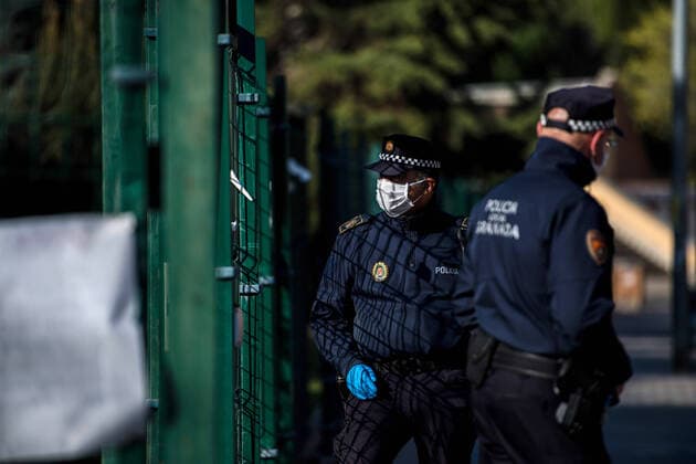 March 27, 2020, Granada, Spain: A policeman wearing a face mask as a preventive measure during the state of emergency..The homeless people of Granada have been transferred to the Sports Palace pavilion during the state of emergency decreed by the Spanish Government. In Spain there are more than 64,000 infected and almost 5,000 deaths by COVID-19. Granada Spain - ZUMAs197 20200327_zaa_s197_067 Copyright: xCarlosxGilx