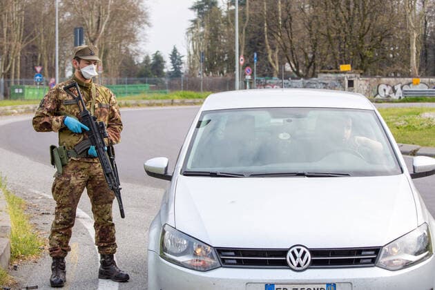 Milan, Coronavirus Covid 19 emergency, joint carabinieri and military checks at the Idroscalo roundabout (Massimo Alberico Fotogramma, - 2020-03-27) p.s. la foto e utilizzabile nel rispetto del contesto in cui e stata scattata, e senza intento diffamatorio del decoro delle persone rappresentate  Copyright: xMassimoxAlbericox xFOTOGRAMMAx