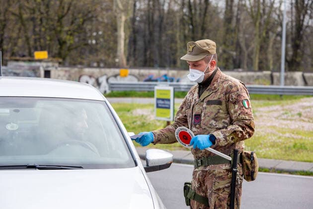 Milan, Coronavirus Covid 19 emergency, joint carabinieri and military checks at the Idroscalo roundabout (Massimo Alberico Fotogramma, - 2020-03-27) p.s. la foto e utilizzabile nel rispetto del contesto in cui e stata scattata, e senza intento diffamatorio del decoro delle persone rappresentate  Copyright: xMassimoxAlbericox xFOTOGRAMMAx
