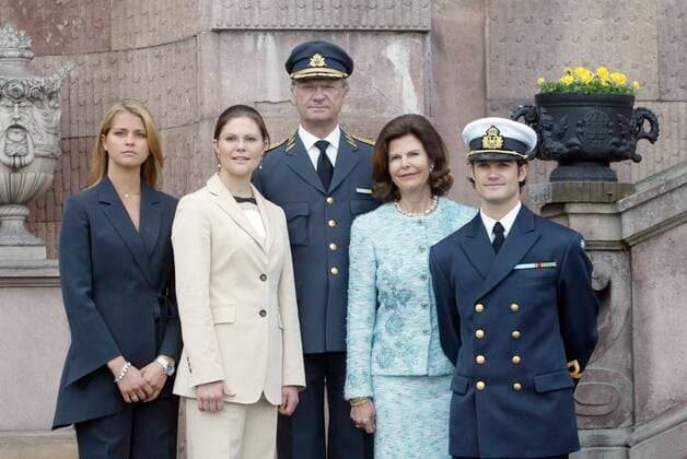 STOCKHOLM 040430 I samband med kung Carl Gustafs 58: e födelsedag pa Stockholms slott pa valborgsmässoafton samlades hela kungafamiljen för fotografering. Fran vänster prinsessan Madeleine, kronprinsessan Victoria, kung Carl XVI Gustaf, drottning Silvia och prins Carl Philip STOCKHOLM Sverige x1030x *** STOCKHOLM 040430 In conjunction with King Carl Gustafs 58th birthday at Stockholm Castle on election evening, the entire royal family was gathered for photography From the left Princess Madeleine, Crown Princess Victoria, King Carl XVI Gustaf, Queen Silvia and Prince Carl Philip STOCKHOLM Sweden x1030x,  Copyright: xJONASxEKSTRÖMERx KUNGAFAMILJEN